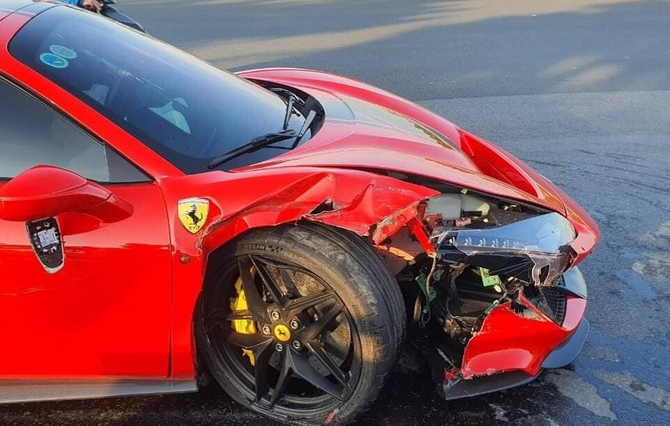 Siêu xe Ferrari va chạm với xe máy khiến 1 người tử vong cạnh sân Mỹ Đình