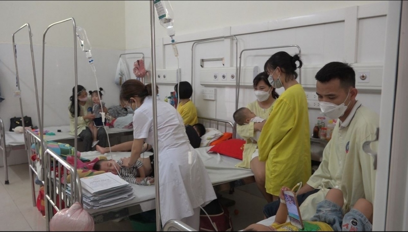 Trẻ nhập viện ở Lào Cai tăng mạnh - nguy cơ bệnh chồng bệnh