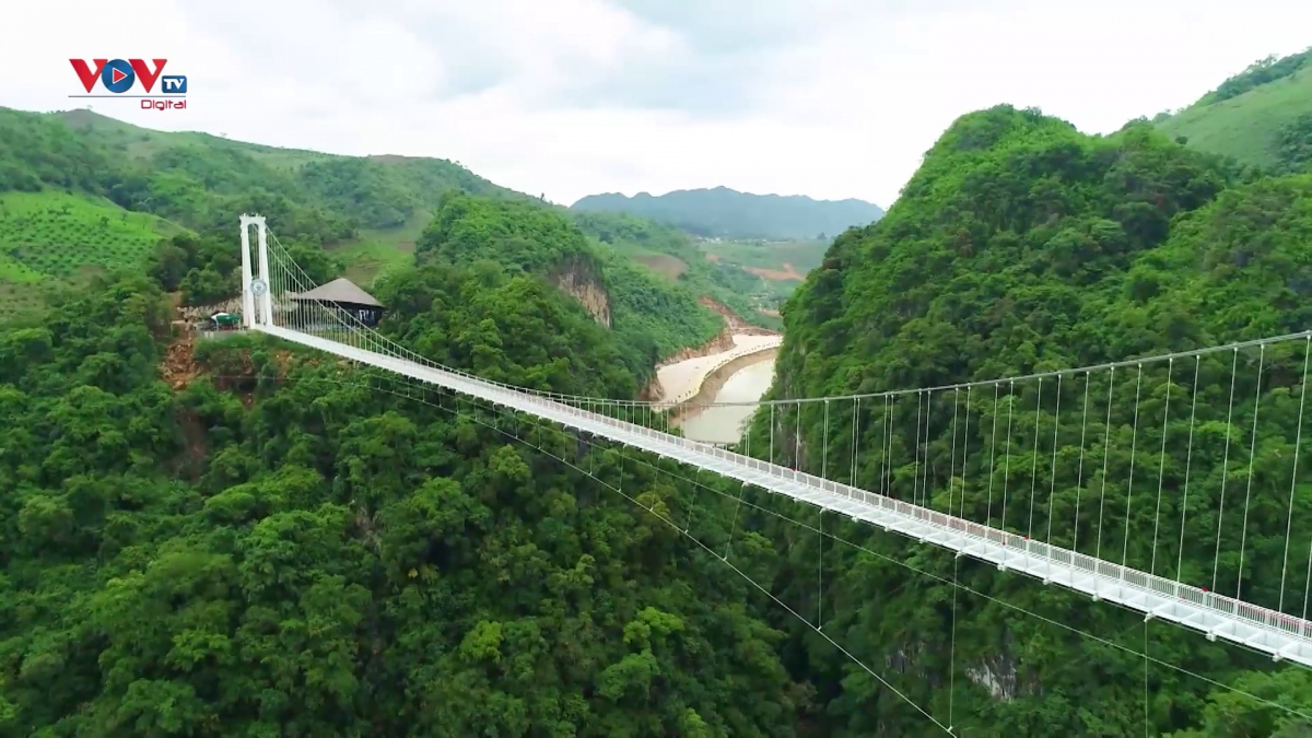Đến Mộc Châu chiêm ngưỡng cây cầu đáy kính lập kỷ lục thế giới