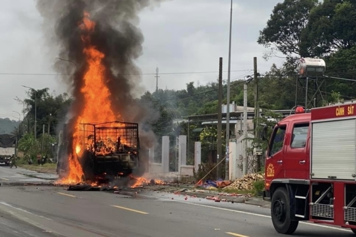 Xe tải bốc cháy dữ dội, phát ra tiếng nổ lớn ở Đồng Nai