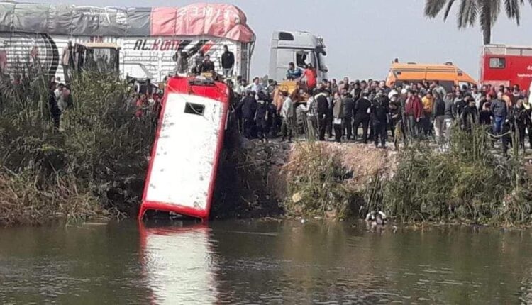 Xe buýt mất lái lao xuống kênh ở Ai Cập, 21 người thiệt mạng
