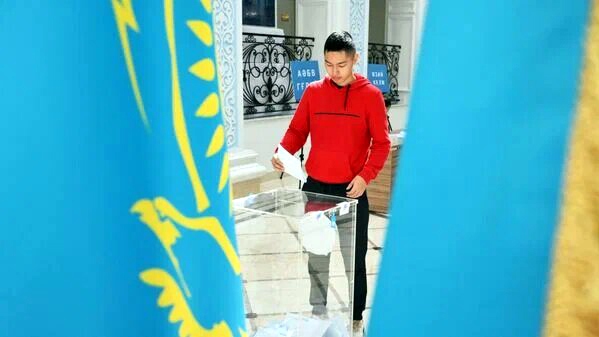 Cử tri Kazakhstan đi bỏ phiếu trong cuộc bầu cử Tổng thống trước hạn