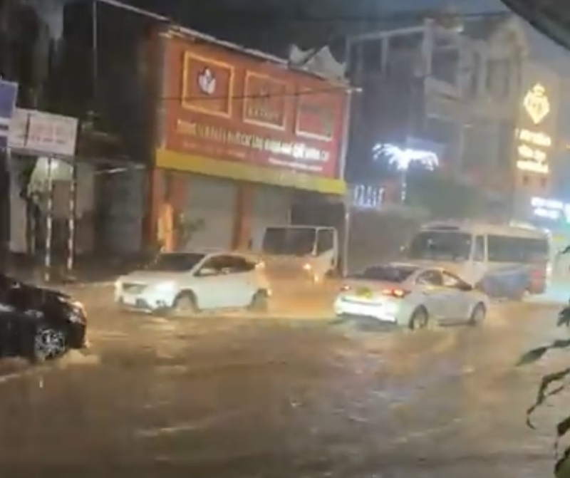 Mưa lớn gây ngập úng trên quốc lộ 6 tại Sơn La