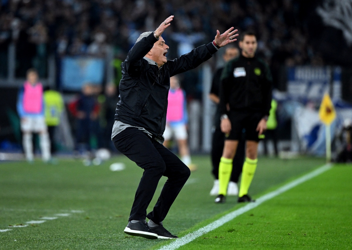 Thầy trò Mourinho "ôm hận" ở derby thành Rome