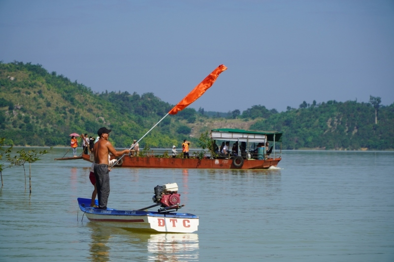 Lễ hội đua thuyền độc mộc trên sông Pô Cô