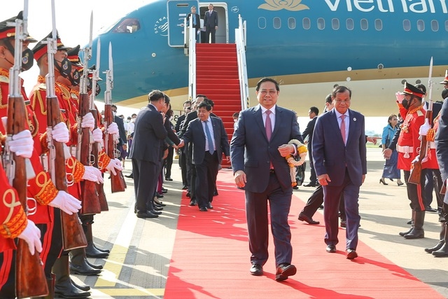 Thủ tướng tới Thủ đô Phnom Penh, bắt đầu chuyến thăm chính thức Campuchia