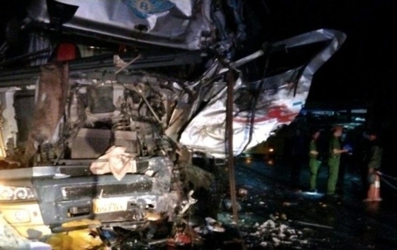 Hiện trường vụ tai nạn thảm khốc giữa xe giường nằm và xe tải, 2 người chết