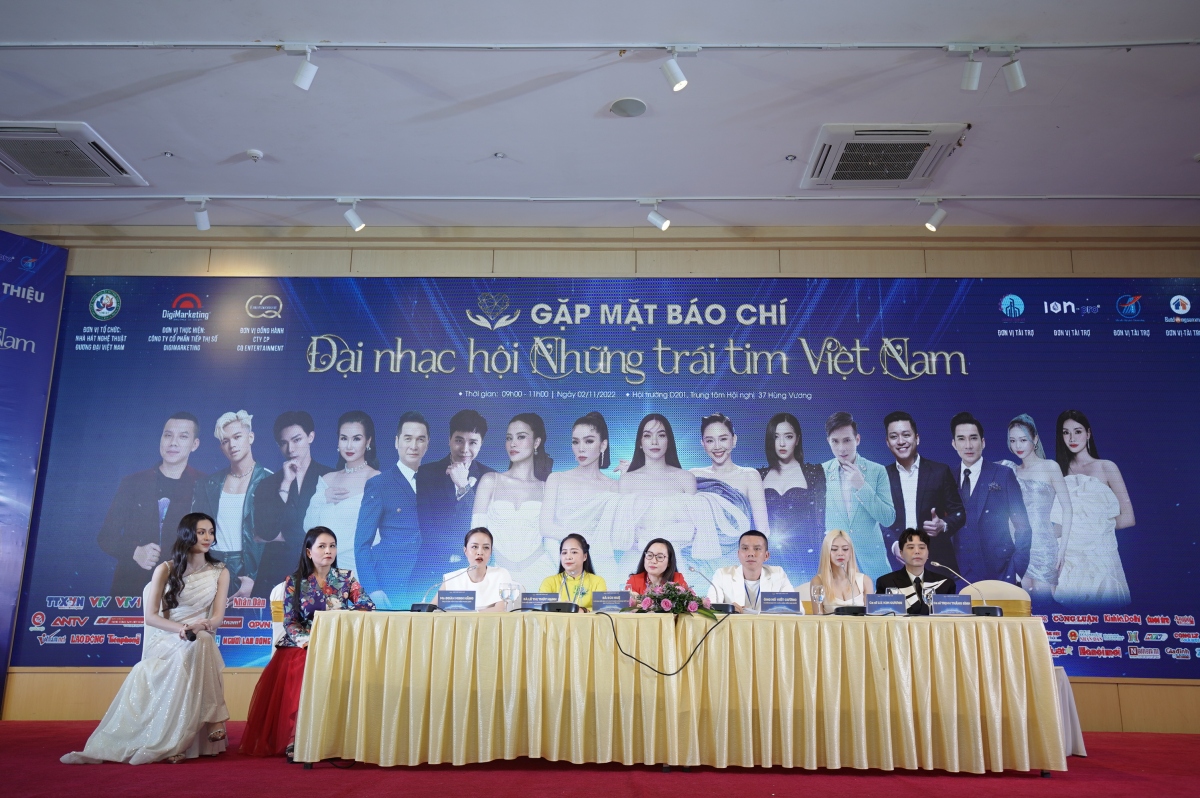 Hồ Ngọc Hà, Lệ Quyên và dàn sao tham dự đại nhạc hội "Những trái tim Việt Nam"