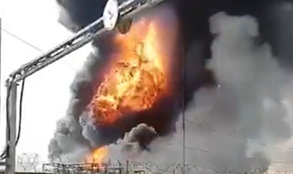Phe ly khai ở Donetsk tố Ukraine pháo kích, gây cháy kho chứa nhiên liệu
