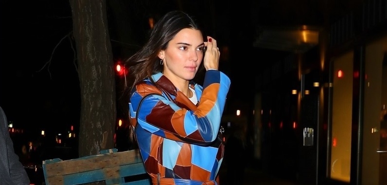 Kendall Jenner lên đồ "kín cổng cao tường" đi chơi tối cùng bạn bè