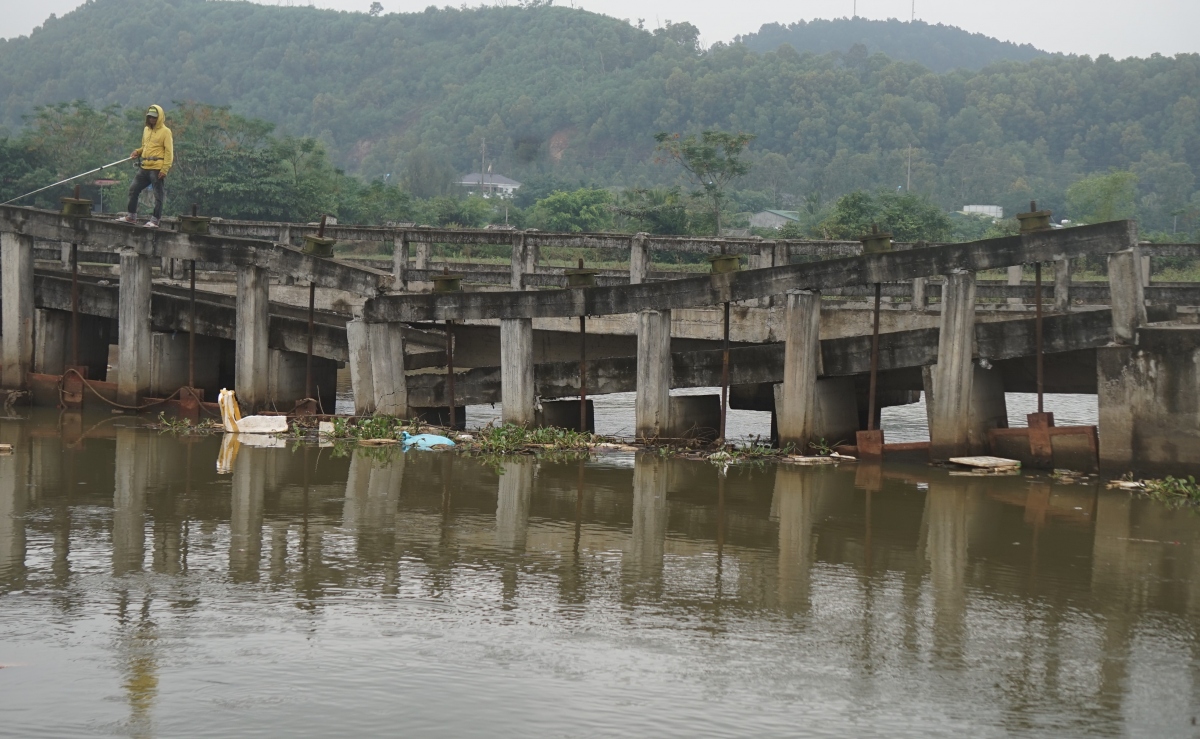Hai cầu ngăn mặn ở Nghệ An bị hỏng, hàng chục héc ta đất nông nghiệp bị đe dọa