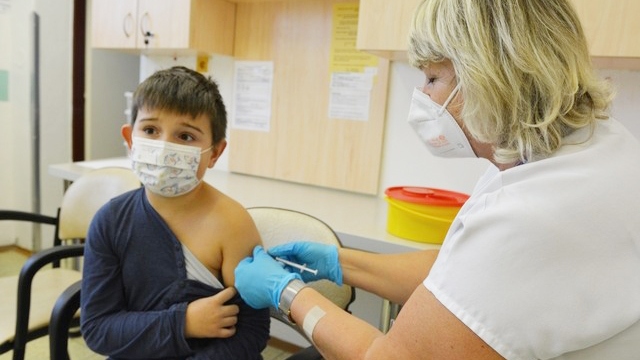 Tỷ lệ tiêm vaccine ngừa Covid-19 cho trẻ 5-11 tuổi ở Séc còn thấp
