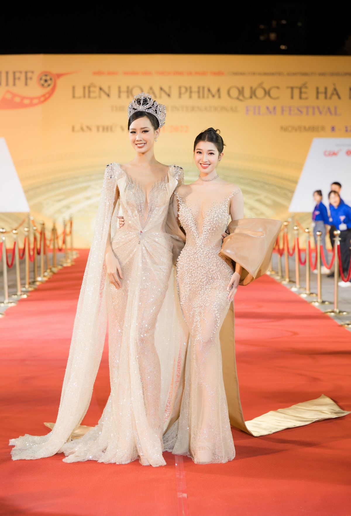 Dàn hoa hậu lộng lẫy trên thảm đỏ bế mạc Liên hoan phim quốc tế Hà Nội 2022