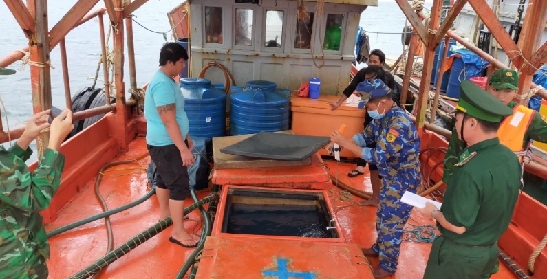 Biên phòng Kiên Giang bắt 62.000 lít dầu vận chuyển trái phép trên biển
