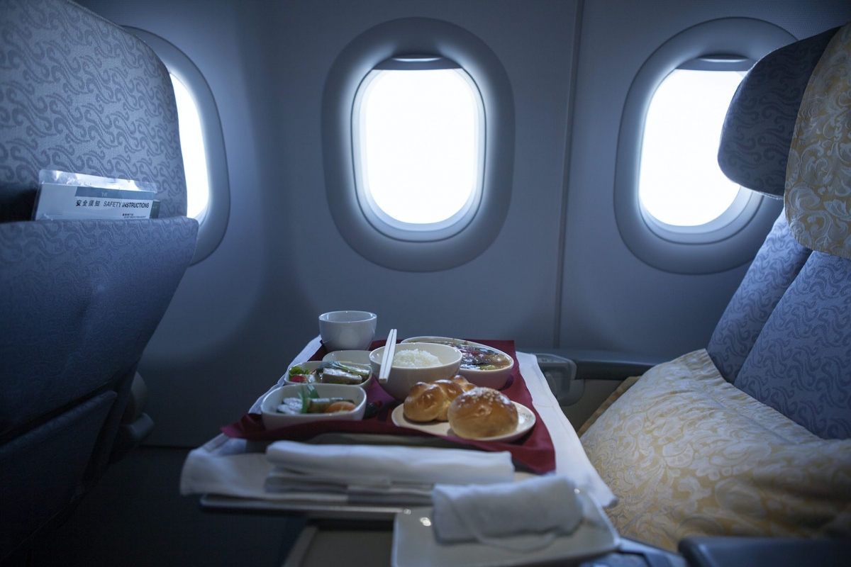 Phi công và tiếp viên ăn gì trên chuyến bay, có giống hành khách?
