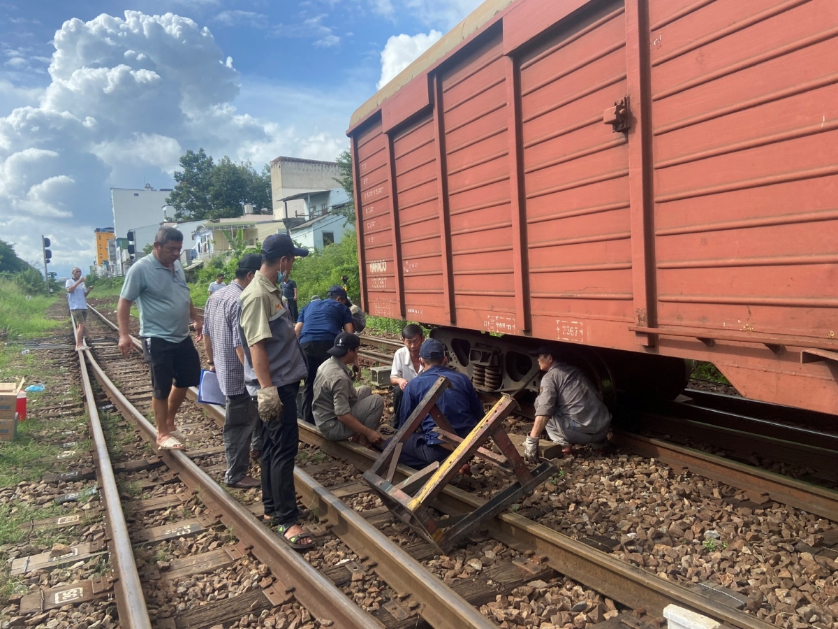 Thông tuyến đường sắt Bắc- Nam sau sự cố tàu hàng trật bánh gần ga Nha Trang