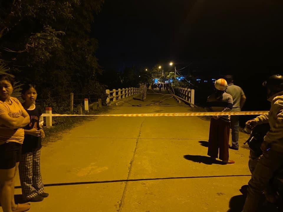 Cầu Quyết Thắng tại huyện miền núi Đông Giang, tỉnh Quảng Nam bất ngờ bị sụt lún