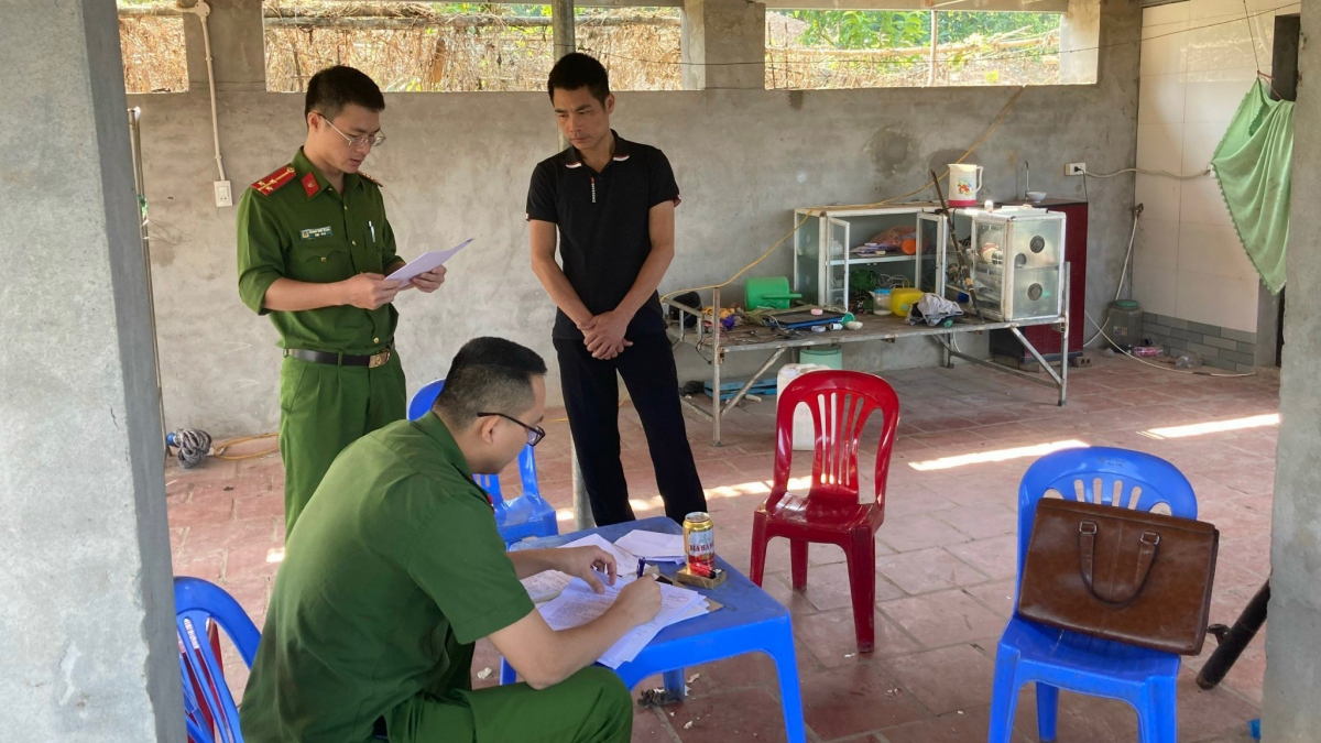 Bắt tạm giam đối tượng khai thác vàng trái phép tại Cao Bằng