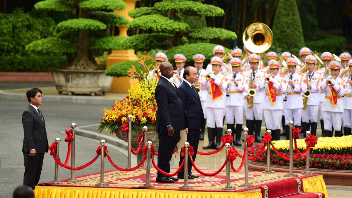 Chủ tịch nước Nguyễn Xuân Phúc chủ trì lễ đón trọng thể Tổng thống Uganda