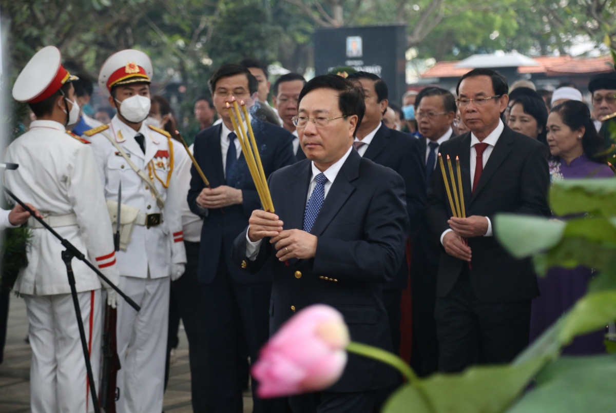 Đoàn lãnh đạo Đảng, Nhà nước dâng hương, dâng hoa cố Thủ tướng Võ Văn Kiệt