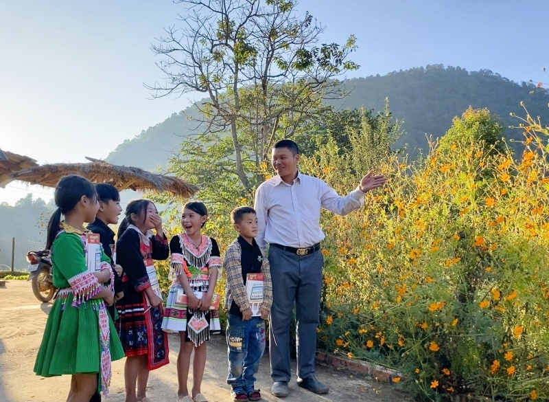Dạy tiếng Anh cho học sinh vùng sâu huyện Sông Mã - Sơn La