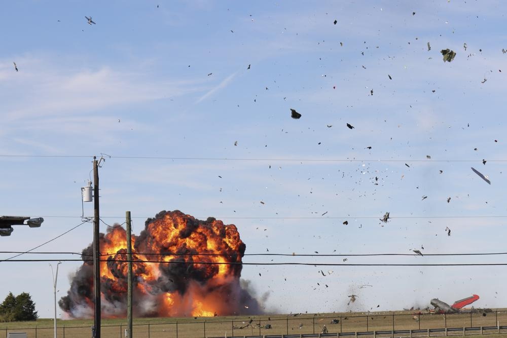 Khoảnh khắc hai máy bay quân sự tại Mỹ lao vào nhau, nổ tung giữa trời