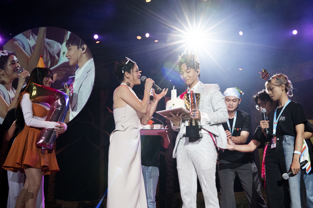 Hoàng Dũng bật khóc, đón sinh nhật bất ngờ cùng 6.000 khán giả ở "Yên" concert