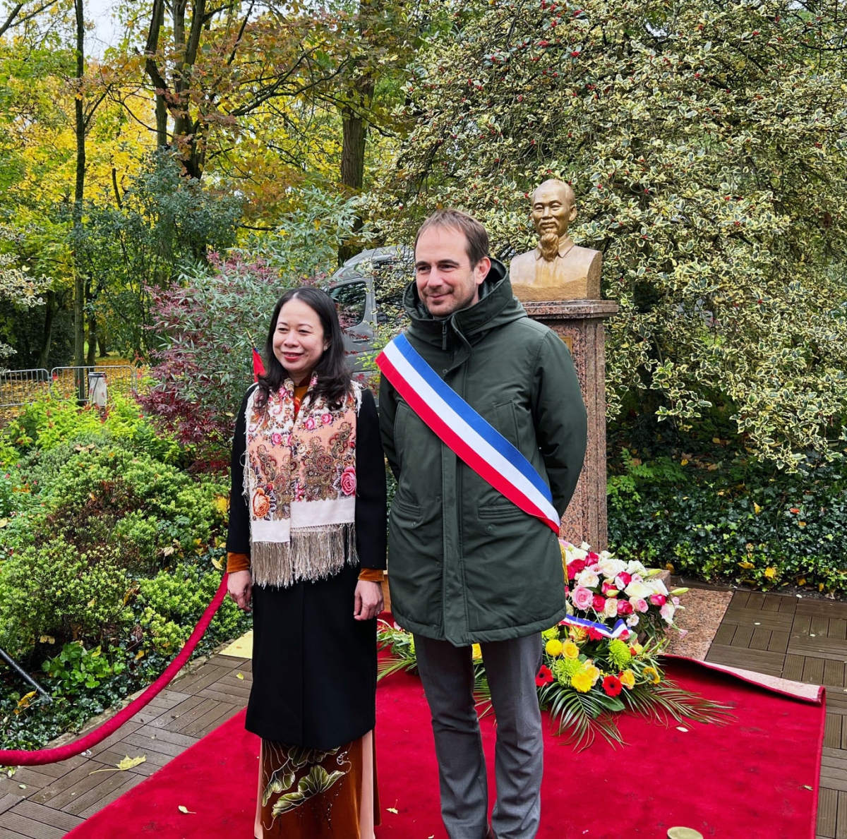 Phó Chủ tịch nước Võ Thị Ánh Xuân thăm và đặt vòng hoa tại tượng Bác ở Montreuil