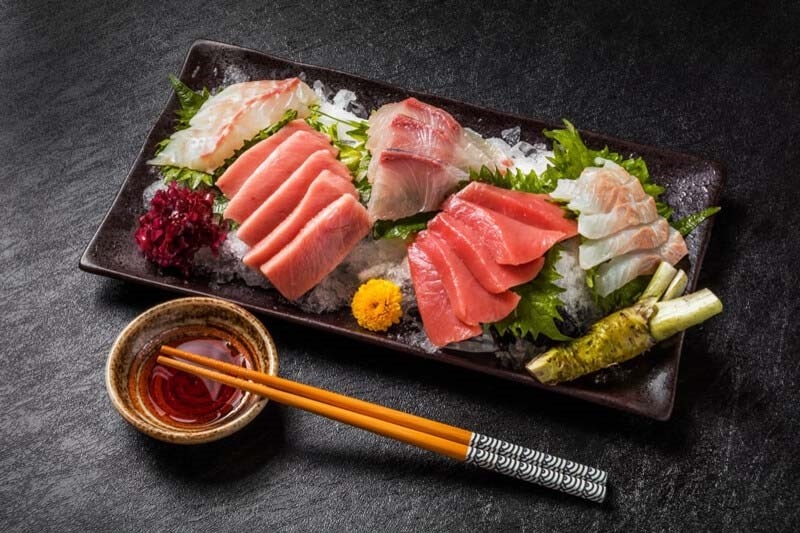 Chuyên gia dinh dưỡng chỉ nguy cơ tiềm ẩn trong đĩa sashimi hấp dẫn
