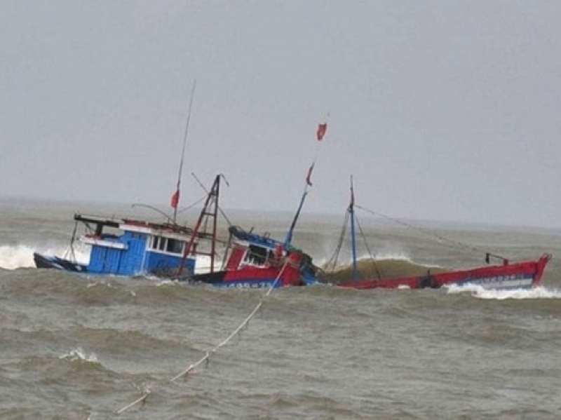 Một tàu cá bị chìm ở Quảng Ngãi, 2 ngư dân mất tích