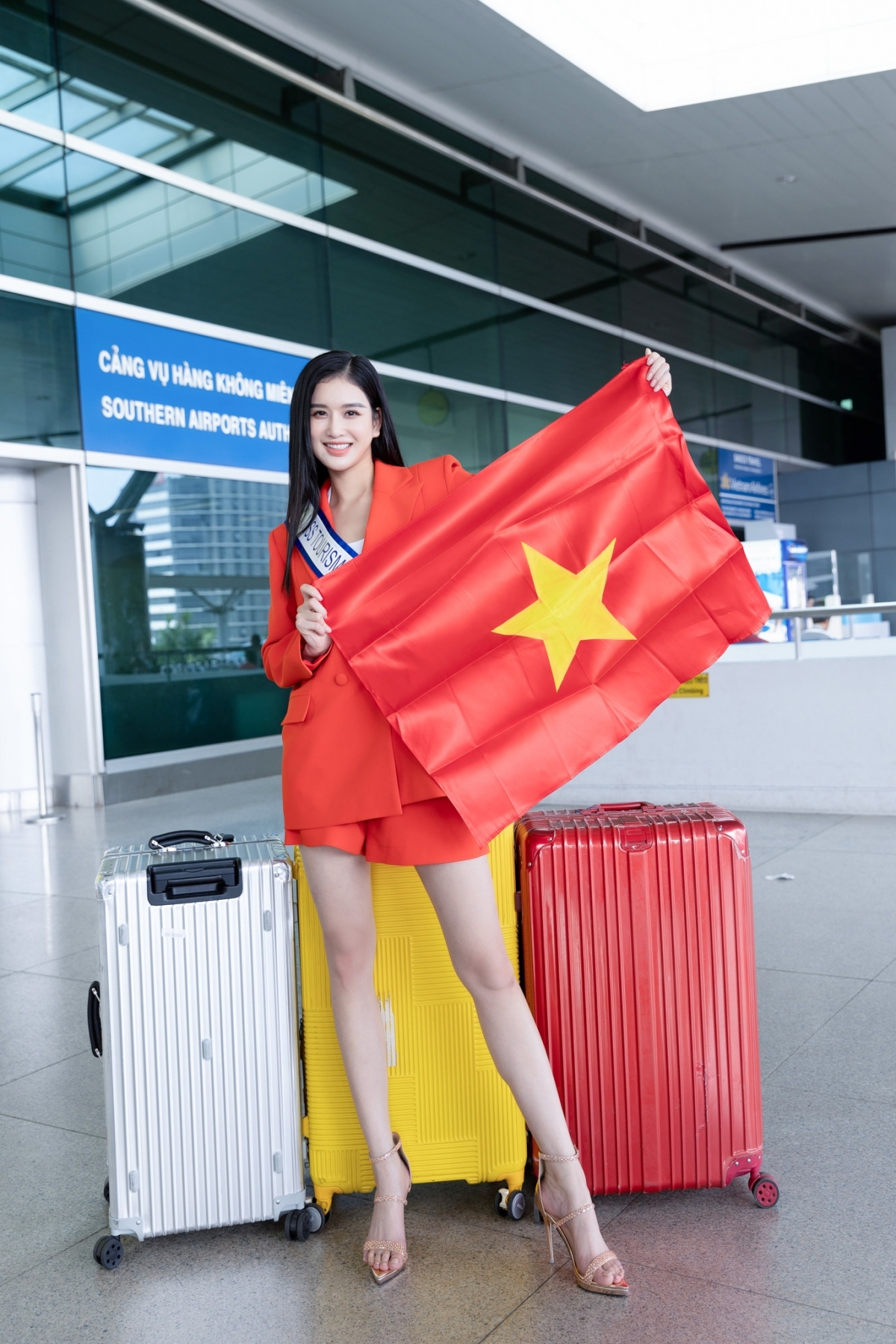 Á hậu Nguyễn Nga mang hơn 150kg hành lý dự thi Hoa hậu du lịch quốc tế 2022