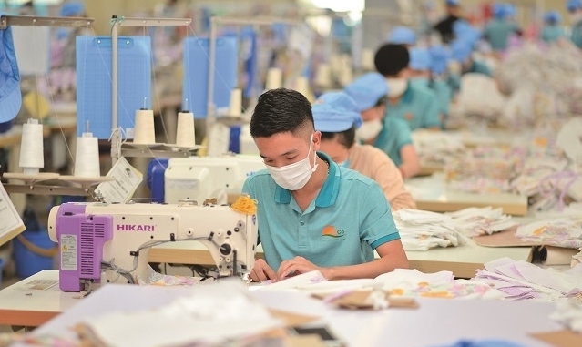 Doanh nghiệp dệt may “xoay xở” đơn hàng, đảm bảo việc làm cho người lao động