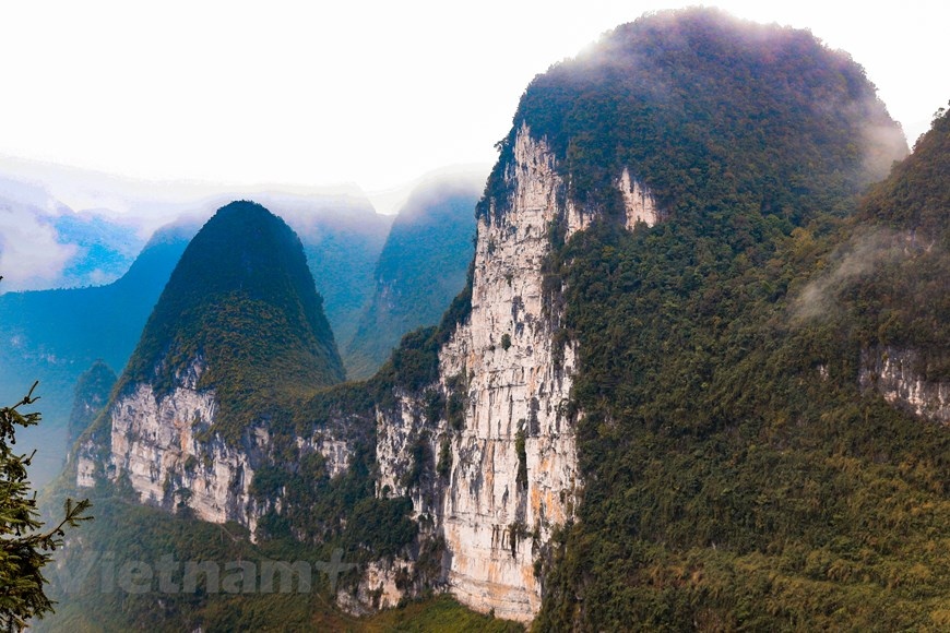 Con đường chinh phục vách đá thần Hà Giang trên đèo Mã Pì Lèng