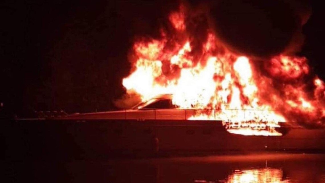Du thuyền cháy lớn rồi chìm trên sông Sài Gòn, 3 người được giải cứu