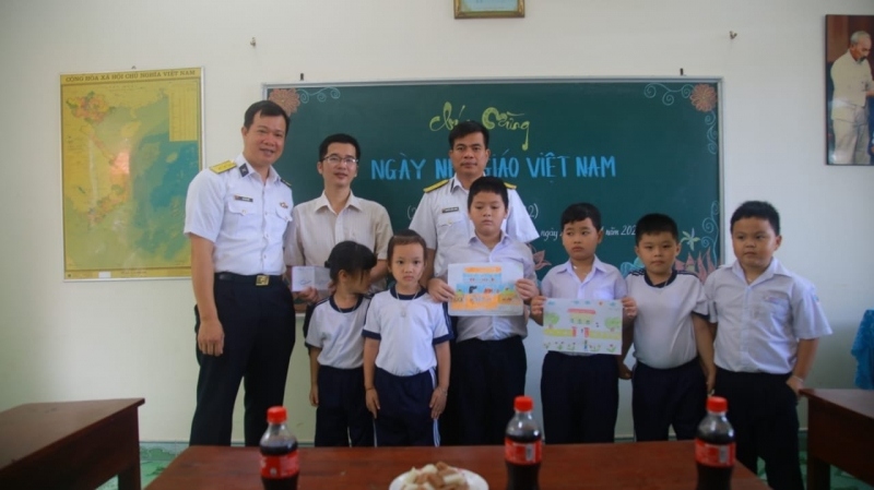 Gặp mặt nhân ngày nhà giáo Việt Nam tại thị trấn Trường Sa