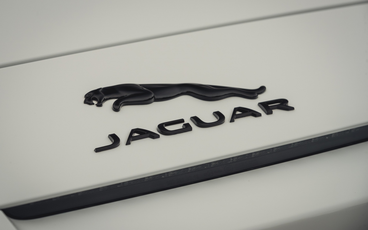 2022-jaguar-f-type-r.jpg