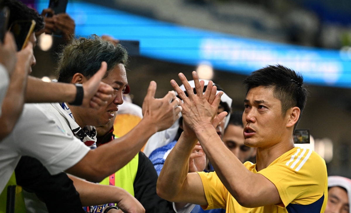 CĐV và cầu thủ Nhật Bản khóc như mưa sau trận thua Croatia