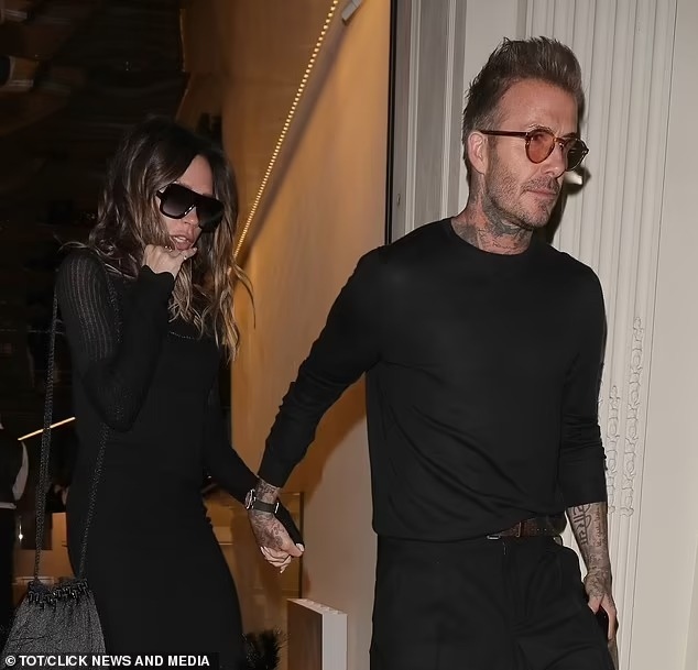 Vợ chồng David Beckham diện đồ đen, nắm chặt tay nhau khi ra phố