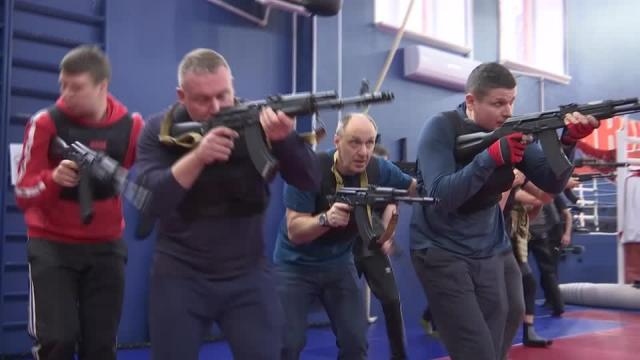 Người dân Nga tham gia huấn luyện quân sự khi xung đột với Ukraine leo thang
