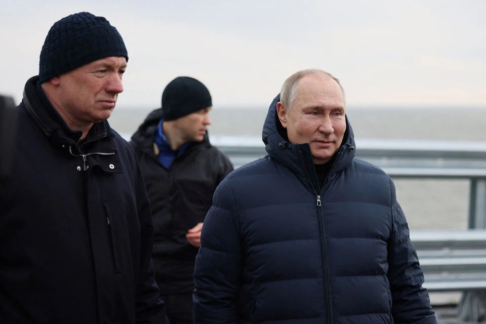Tổng thống Putin lái xe qua cầu Crimea