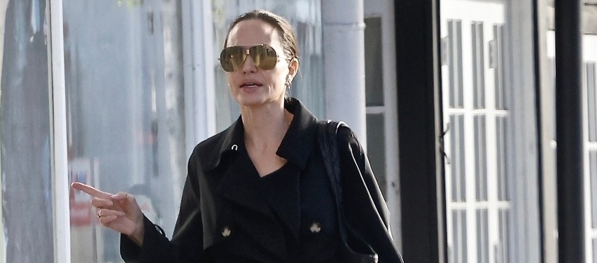 Angelina Jolie diện "cây đen" thanh lịch, để mặt mộc đi mua sắm dịp cuối tuần