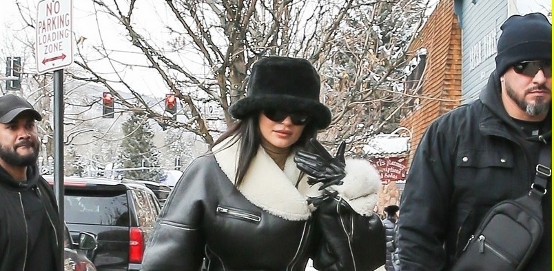 Kylie Jenner lên đồ sành điệu đi ăn trưa ở Aspen