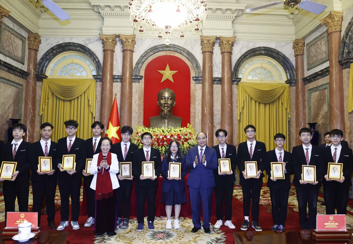 Chủ tịch nước trao Huân chương Lao động cho học sinh đoạt giải quốc tế 2022