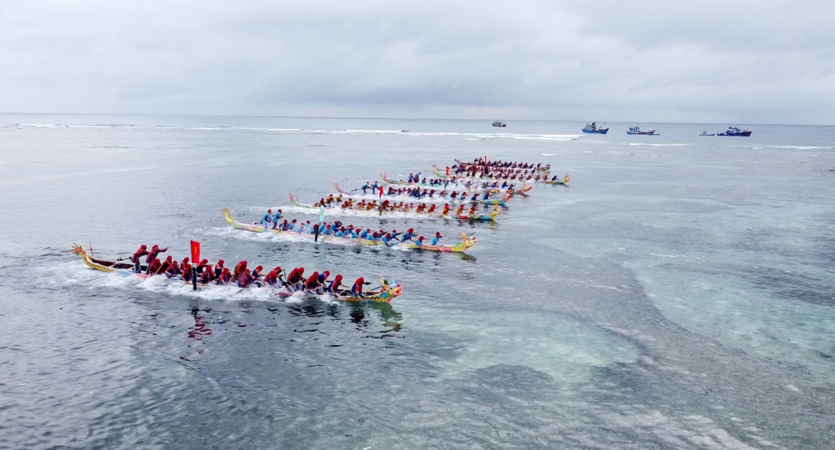 Lễ hội đua thuyền truyền thống Tứ linh tại đảo Lý Sơn thu hút đông đảo người dân và du khách