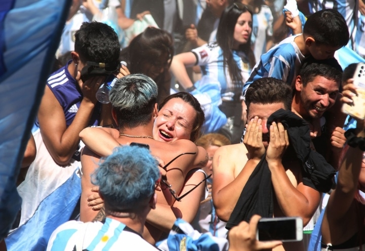 Hàng triệu người Argentina đổ ra đường ăn mừng chức vô địch World Cup