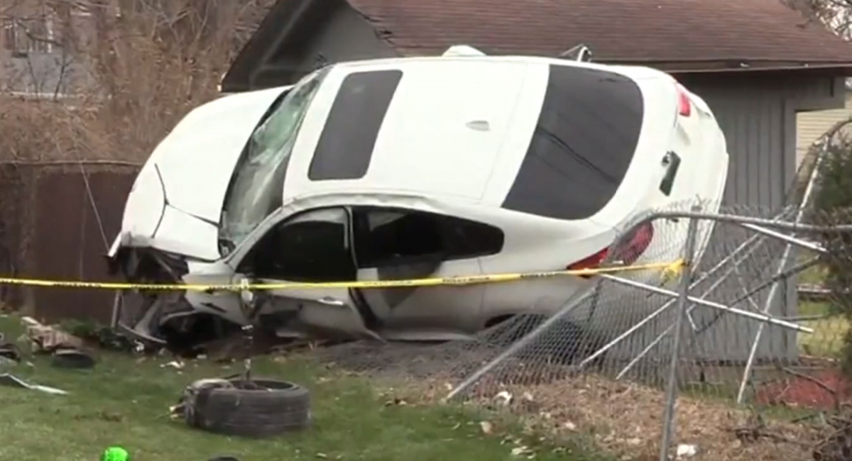 Nhân viên bán xe đâm BMW X6 M vào nhà khi lái thử