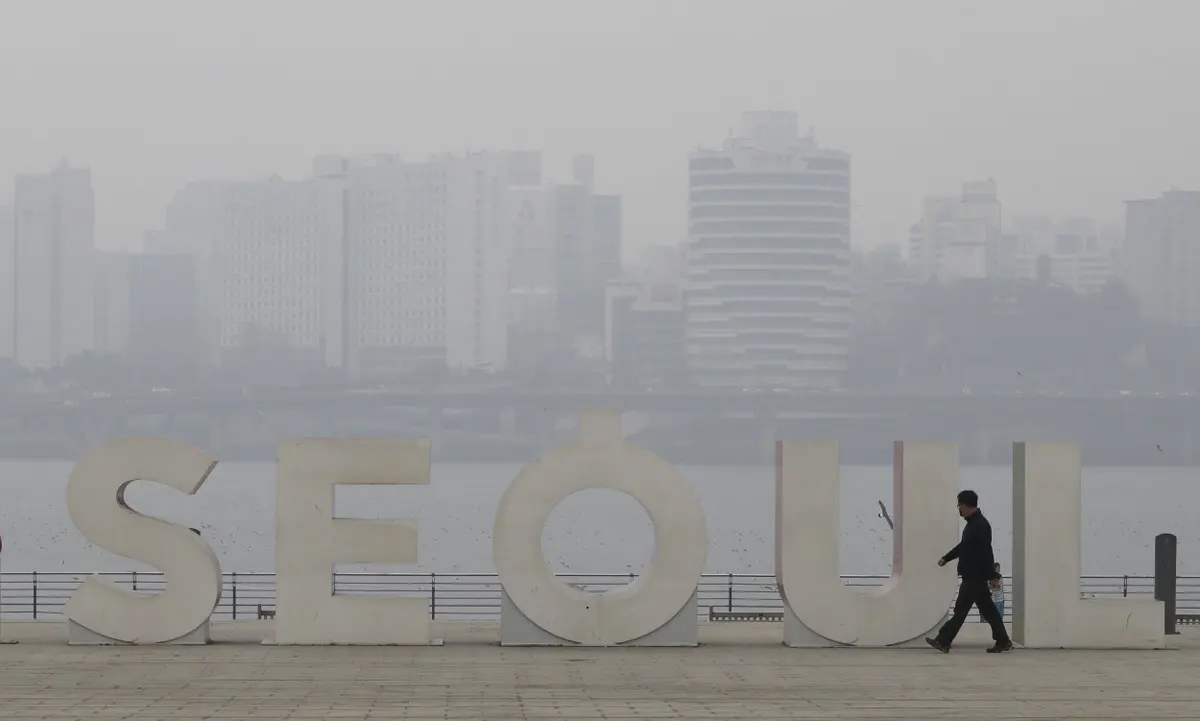 Hàn Quốc cảnh báo về bụi mịn bao trùm khắp thủ đô Seoul