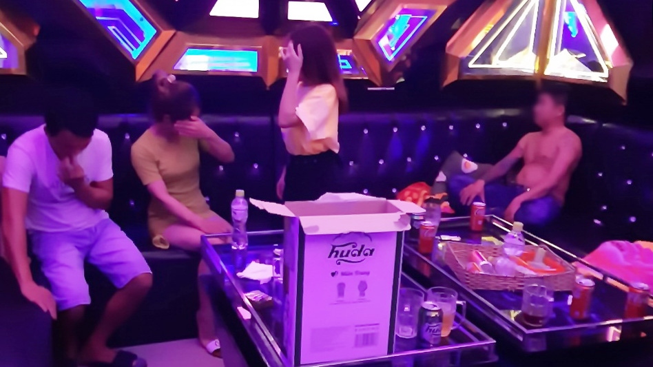 15 nam nữ sử dụng ma túy trong quán karaoke
