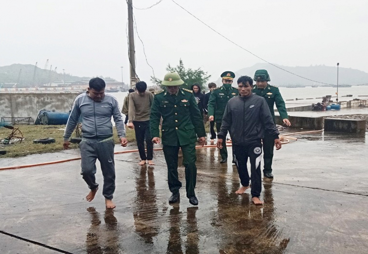 Ứng cứu kịp thời 8 ngư dân bị chìm tàu trên biển Quảng Bình
