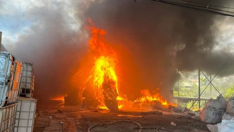 Cháy lớn thiêu rụi kho phế liệu rộng 400m2 ở Bình Phước